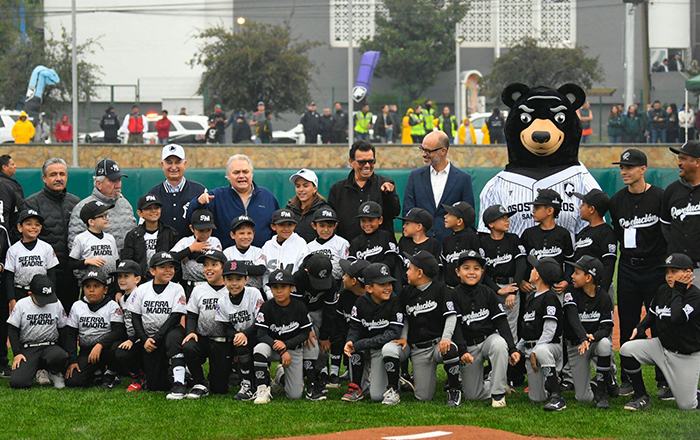 Inaugura Fernando Valenzuela parque de béisbol con su nombre en San Pedro 1 370093201 1756665664772052 1551779333437948091 n