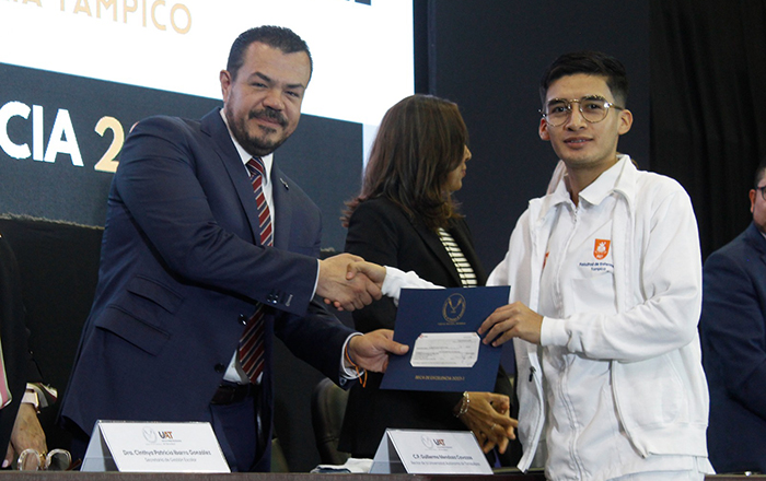 Entrega UAT becas a sus estudiantes de excelencia 2 370207137 696680312528130 3693989252154037862 n