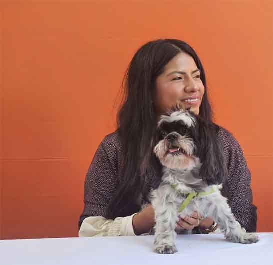 Sin zapatos y con perrito Kempis registra precandidatura a Presidencia 1 CANDIDATA