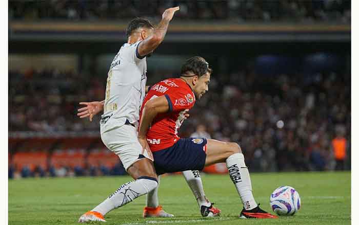 Pumas arrebata el cuarto lugar a Chivas 3 CHIVAS 2 1