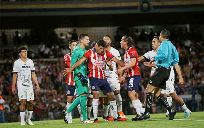 Pumas arrebata el cuarto lugar a Chivas 5 CHIVAS 4