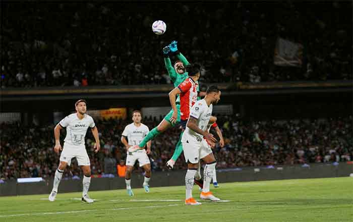 Pumas arrebata el cuarto lugar a Chivas 2 PUMAS 3