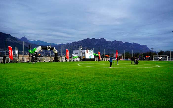 Inaugura Arca y equipos regios cancha de futbol en San Pedro 1 cancha