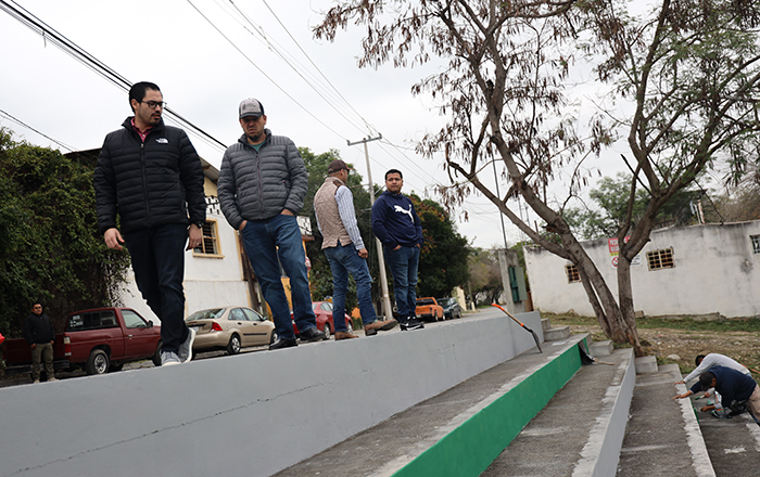 Supervisa alcalde de Santiago construcción de cancha en El Huajuquito 3 2X3A5314