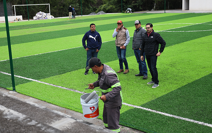Supervisa alcalde de Santiago construcción de cancha en El Huajuquito 2 2X3A5403