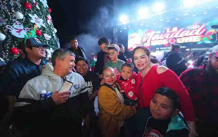 Disfrutan neolaredenses mágico encendido de pino navideño 2 371088743 7475641089121187 4348321759100917364 n