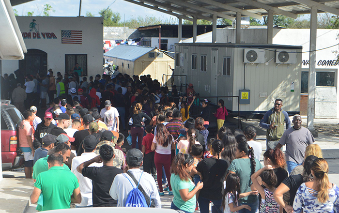 Conviven migrantes con voluntarios Texanos, posan con Santa Claus 3 371453717 807791664448783 1243082916512140965 n