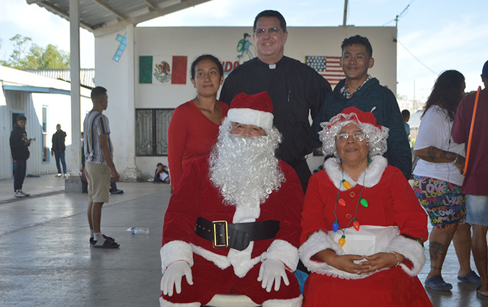 Conviven migrantes con voluntarios Texanos, posan con Santa Claus 2 371494270 7373864369291448 6442496300675390703 n
