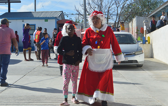 Conviven migrantes con voluntarios Texanos, posan con Santa Claus 1 385531691 737404348323882 336803967355525820 n