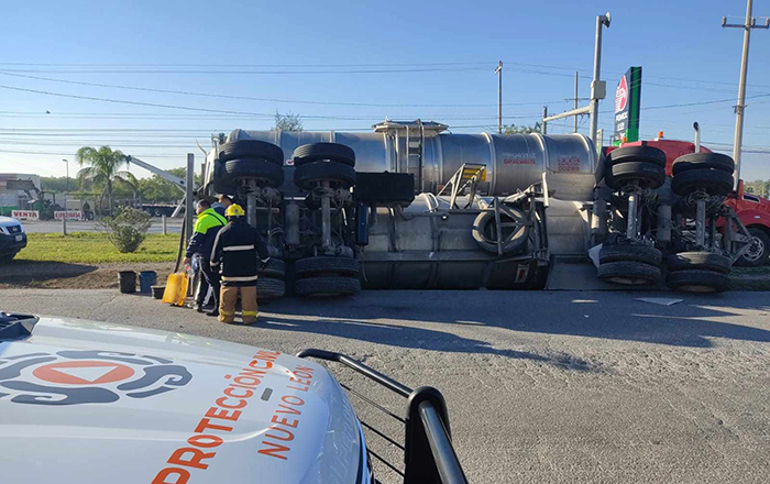 Vuelca pipa en carretera Monterrey-Reynosa 2 413115180 2559362077571942 7157868364026191475 n