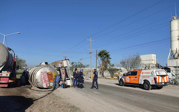Vuelca pipa en carretera Monterrey-Reynosa 1 413819113 374964768519690 4581106695962681327 n
