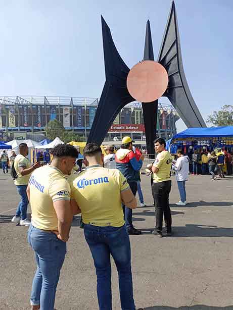 La reventa en el Estadio Azteca: a seis mil pesos en general 1 AGUILAS 2