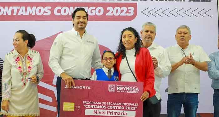 Entrega Carlos Peña becas municipales a jóvenes en Reynosa