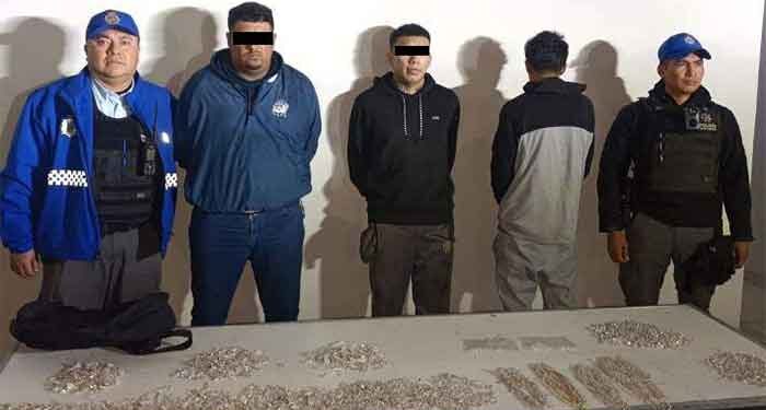 Caen tres ladones con las joyas en sus manos
