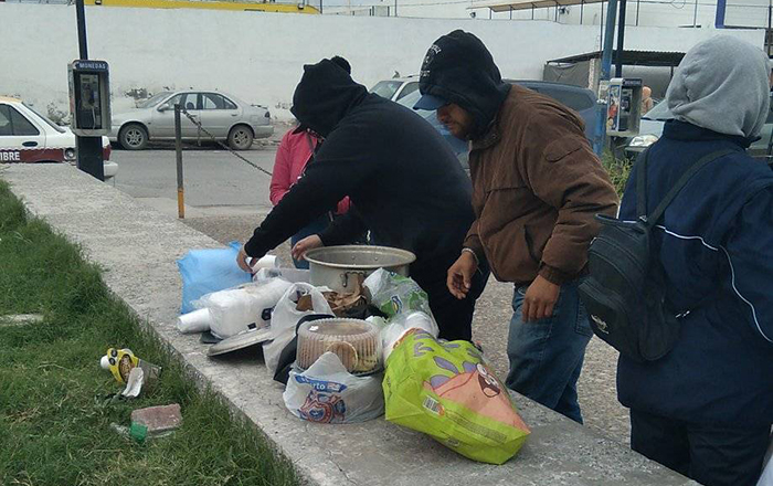 Reparten pan y bebida caliente en el IMSS de Reynosa 2 413348252 1026135801781519 5261698867813080599 n