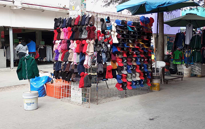 Clima frío deja bajas ventas, comerciantes aplazan sus horarios 1 416063619 1393735264587691 7765727094402356007 n
