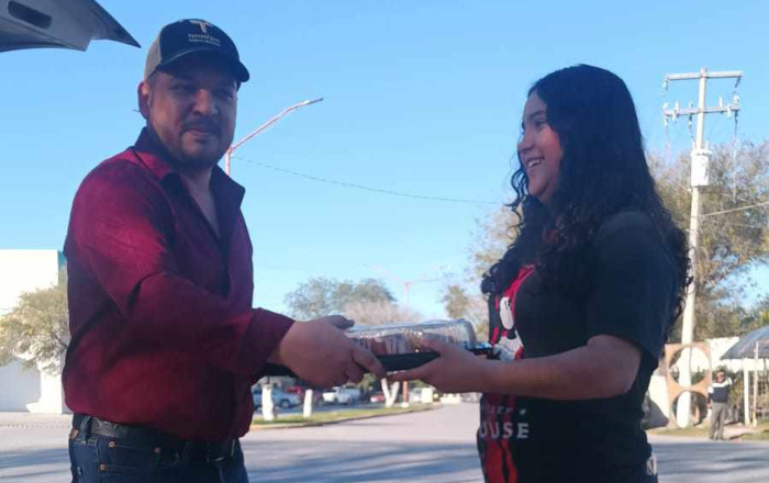 Lalo Yáñez hace entrega de 200 roscas a afortunados ganadores de sorteo 1 417583155 701453878762783 5303962404460553273 n