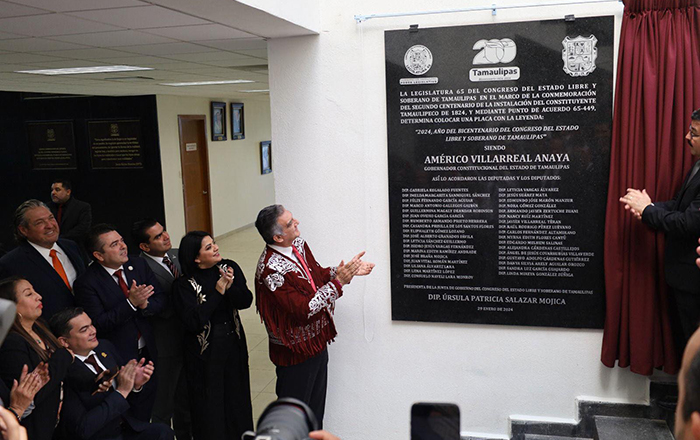 Gobernador mostró la placa conmemorativa del Bicentenario del Congreso 2 417925551 405863071961992 2738561981597089924 n