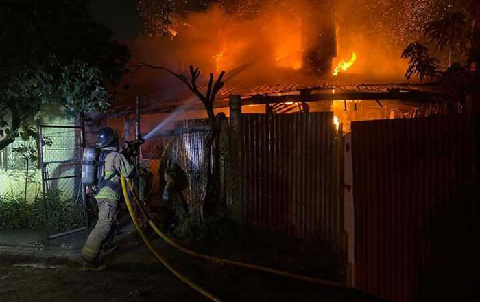 Arde vivienda bajo la lluvia en Reynosa 1 418227881 1350152112365989 2079551953412349813 n