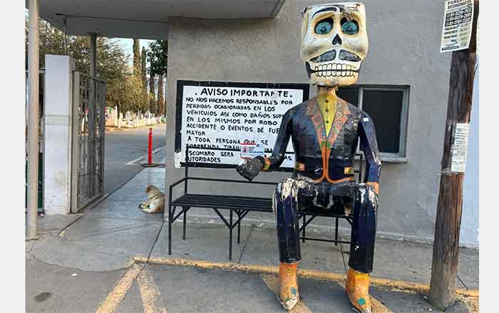 Siguen el Catrín y la coqueta Catrina en panteón de Monterrey 1 CATRIN