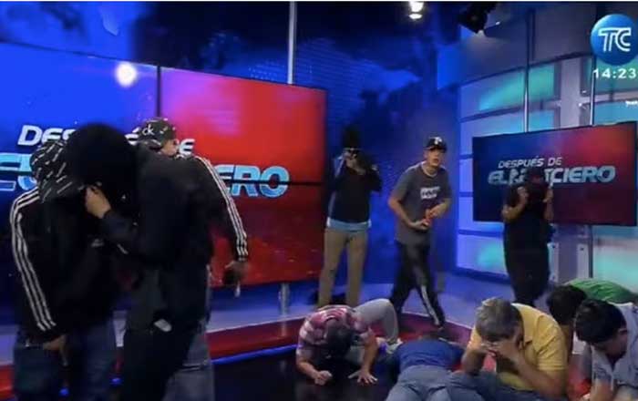 Hombres encapuchados y armados ingresan a televisora en Ecuador 2 arm