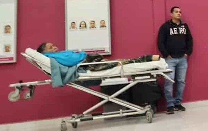 Tamaulipeca acude a tramitar su credencial del INE en camilla 2 camilla ine