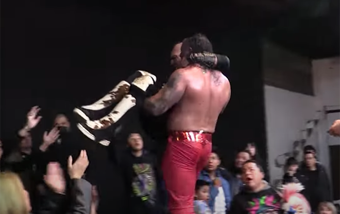 Hijo del Vikingo sufre lesión en el ring y no había camilla 1 423221451 769861738364917 790817145645169937 n
