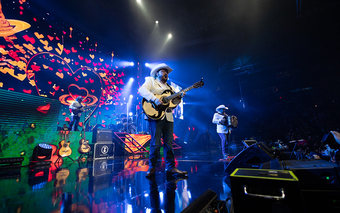 Pesado 'enamora' y sorprende a sus fans en la Arena Monterrey 2 423599904 355296464059114 4587040730975616880 n