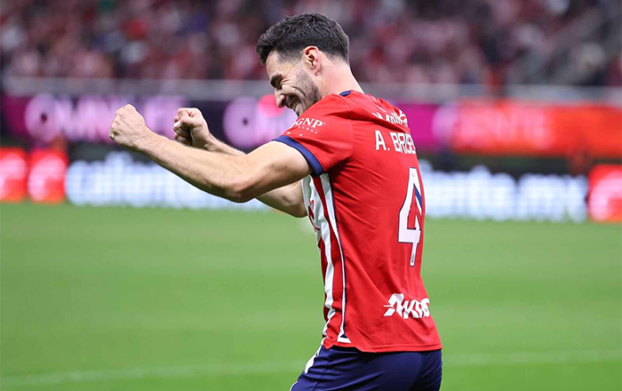 Chivas derrota a Pumas 3-1; 'El Chicharito' tiene minutos de juego 3 POLLO