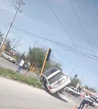Impresionante volcadura de camioneta en Reynosa 1 VOLCADURA 2 1
