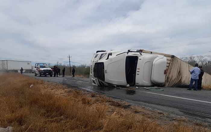 Cierran la Victoria-Monterrey por volcadura 1 VOLCADURA 2