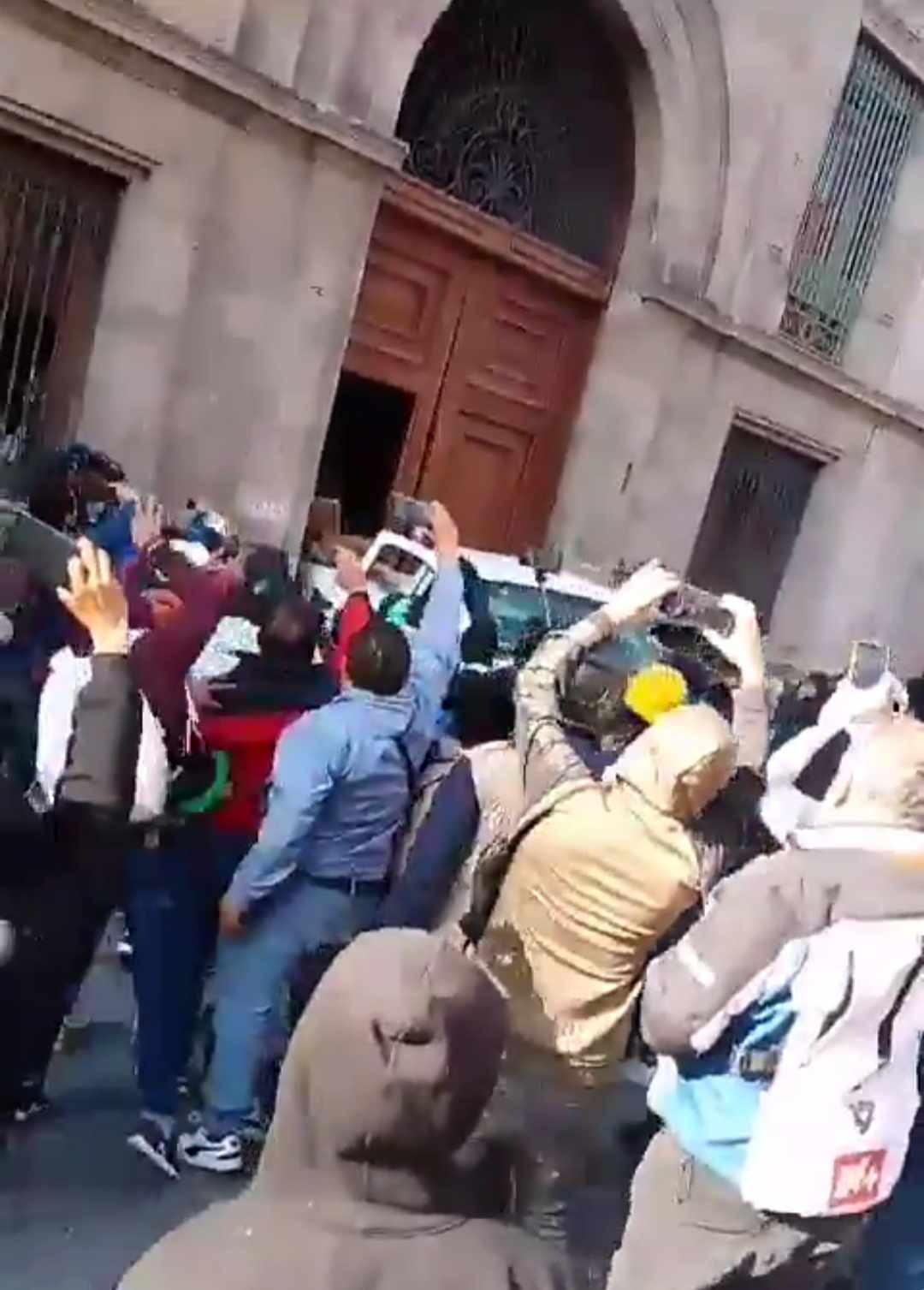 Normalistas de Ayotzinapa derriban puerta de Palacio Nacional 1 431475361 674272704707785 6130438208625723820 n