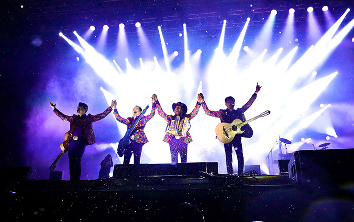 Ni la lluvia detuvo a 86 mil para disfrutar a los Tigres del Norte 2 431849007 427096073068597 5497148125256469625 n