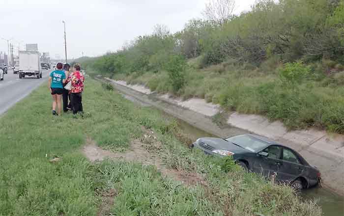 'Abuelita' cae con nietas a canal de riego en Reynosa 1 ABUELITA