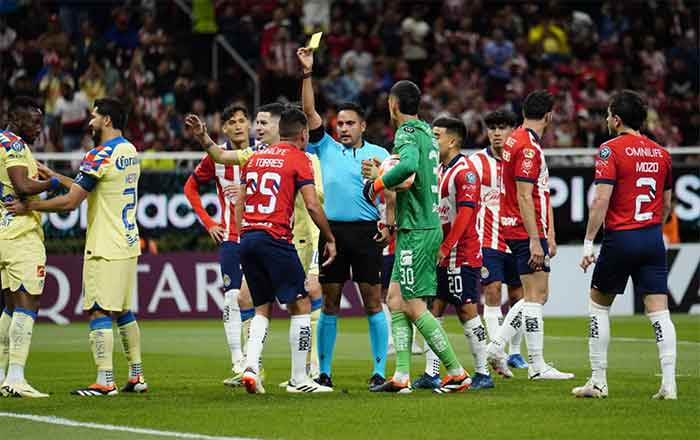América le pasa por encima a Chivas 3-0 5 ARBITRO