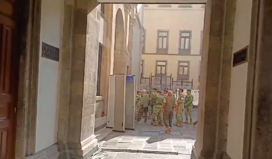 Normalistas de Ayotzinapa derriban puerta de Palacio Nacional 2 Captura de pantalla 2024 03 06 a las 9.35.26 a. m