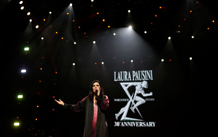 Laura Pausini pide en su concierto un alto a la violencia a la mujer 1 pausi