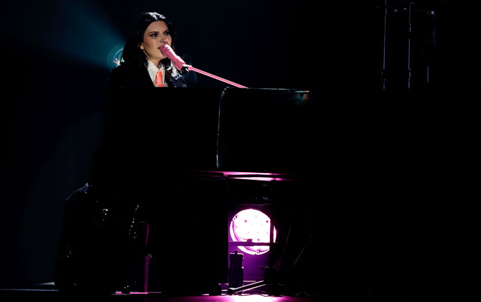 Laura Pausini pide en su concierto un alto a la violencia a la mujer 8 piano