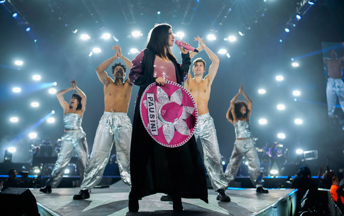 Laura Pausini pide en su concierto un alto a la violencia a la mujer 9 som