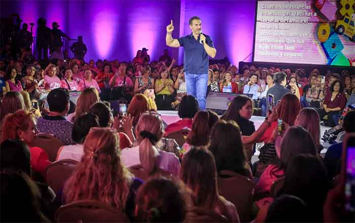 Las mujeres están con Adrián de la Garza 1 ADRIAN 2 2