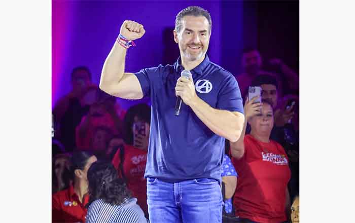 Las mujeres están con Adrián de la Garza 2 ADRIAN 3 1