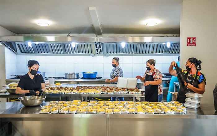 'Ejército' del DIF apoya con comidas en combate de incendio de Santiago 1 DIF SANTIAGO 2