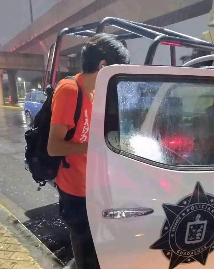 Policías de Monterrey trasladan a usuarios por falta de transporte 2 438171686 1603415000232735 1915384723500496688 n