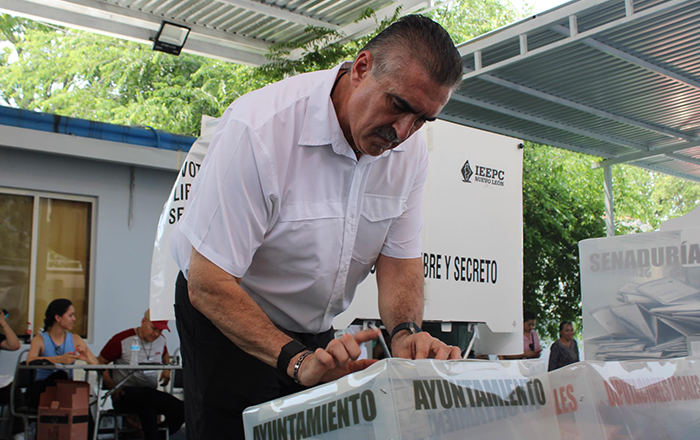Acude César Garza Villarreal a votar; orgulloso de su administración 1 442687936 1650763009003507 7965725217590771977 n