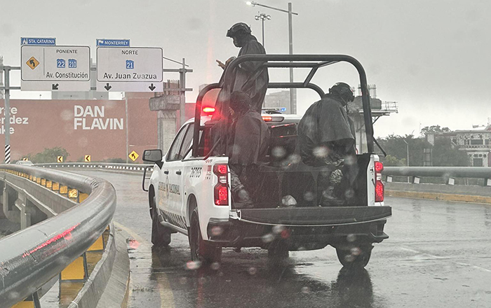 Se desborda río Santa Catarina; cierran carriles en Monterrey 3 448319022 1153639689122189 325332839195424481 n