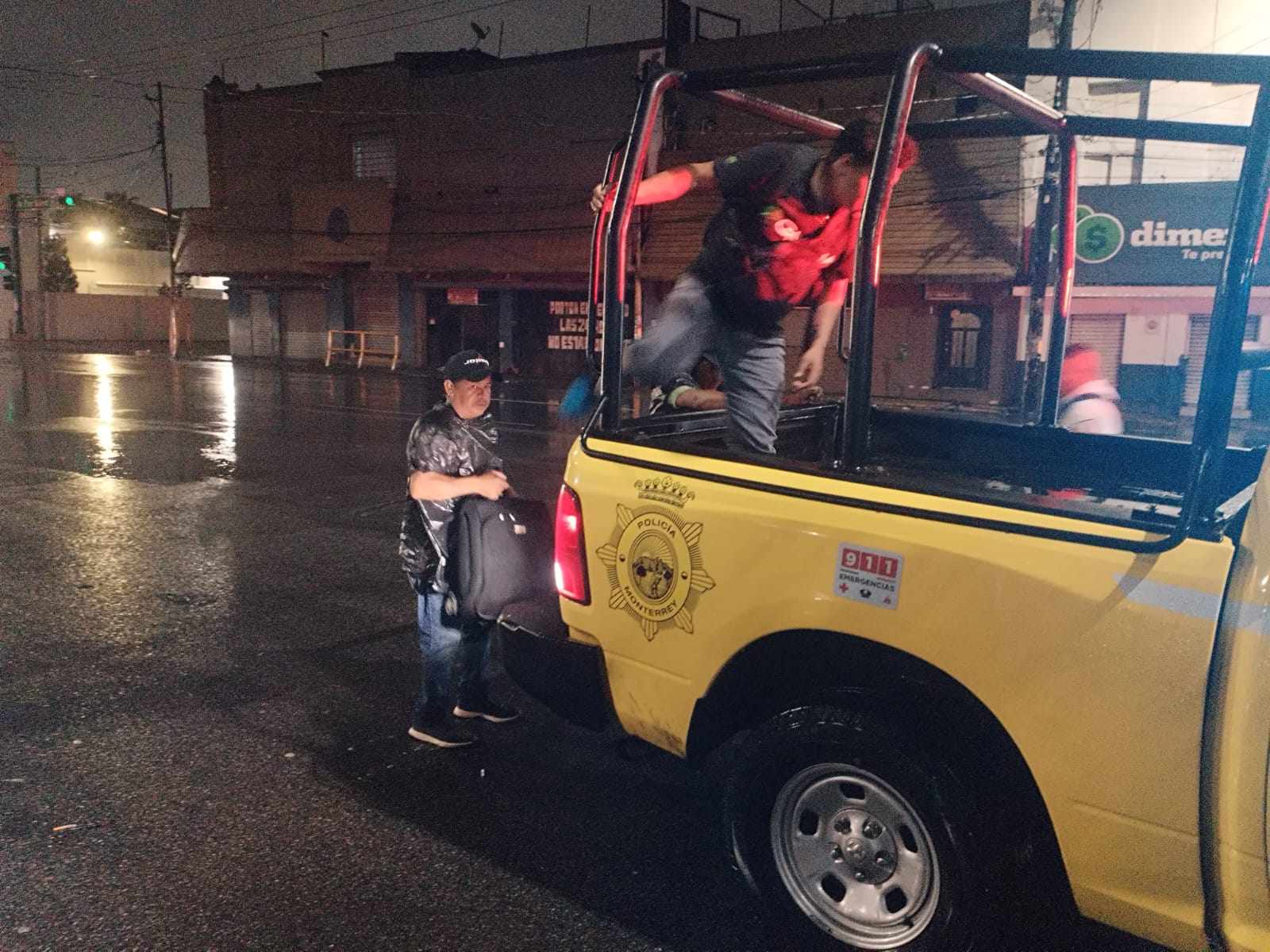 Policías de Monterrey trasladan a usuarios por falta de transporte 1 448391604 1690490175110841 4802237604698584542 n
