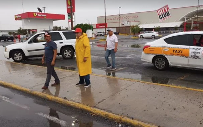 Abuelito se salva de morir; calle se traga camioneta 2 448417100 7120107998089409 906521087508015000 n