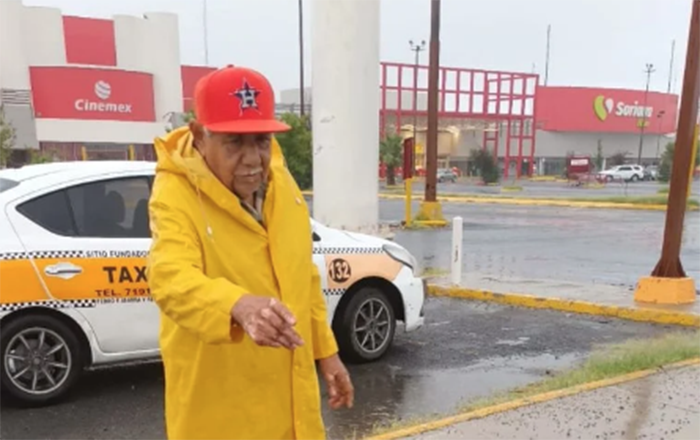 Abuelito se salva de morir; calle se traga camioneta 3 448450283 994206478855784 7267436208192357936 n