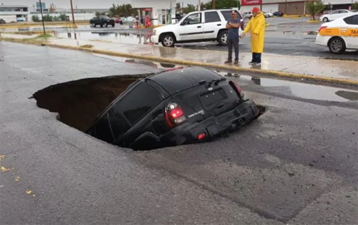 Abuelito se salva de morir; calle se traga camioneta 1 448579100 1127869378285245 391632456105240076 n