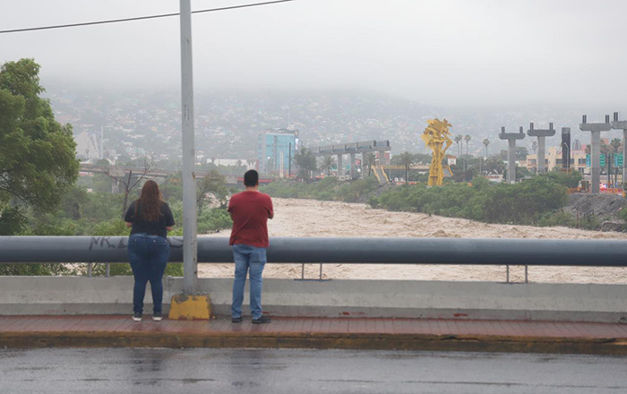 Se desborda río Santa Catarina; cierran carriles en Monterrey 1 448719758 453306954306542 1343387743838699078 n